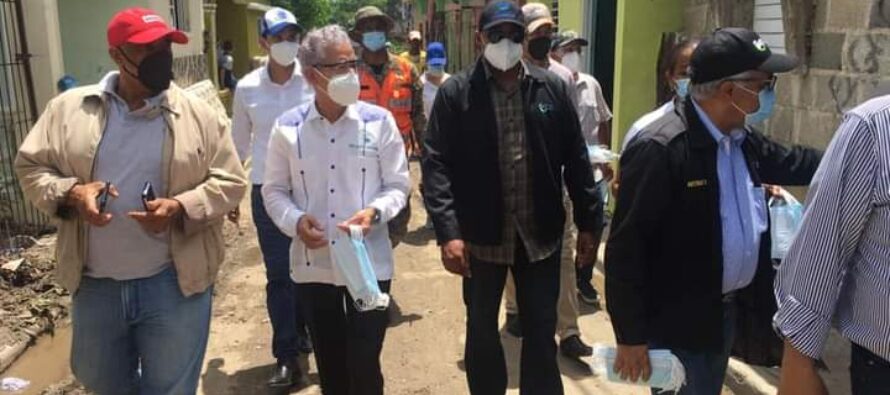 Ministro de salud visita Hato Mayor tras el paso de la tormenta Isaías