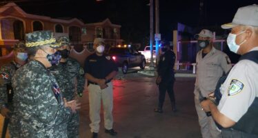 Director Policía Nacional supervisa cumplimiento toque de queda en La Romana
