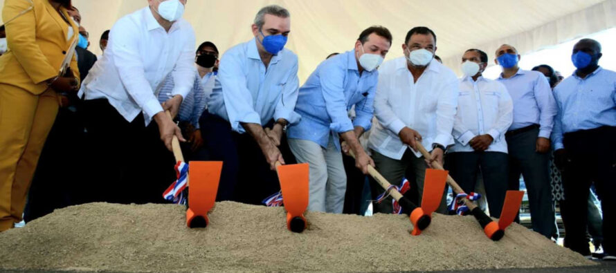 Abinader da primer picazo para construcción de parque de Zonas Francas en SPM