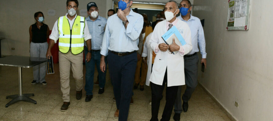 En su visita a SPM Abinader deplora condiciones del Hospital Regional Dr. Antonio Musa