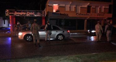 Arrestan 86 personas por violar toque de queda anoche en San Pedro y Hato Mayor