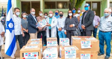 Embajada de Israel realiza donaciones en la provincia Hato Mayor