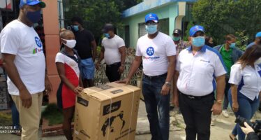 Senador de Hato Mayor desarrolla programa de ayuda social