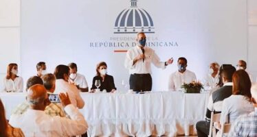 Abinader se reúne con empresarios turísticos en su visita a Sosúa