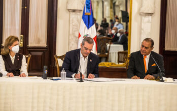 Gobierno dominicano firma compromiso de proteger la democracia y la libertad de expresión