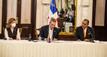 Gobierno dominicano firma compromiso de proteger la democracia y la libertad de expresión