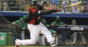 Leones lograron su tercera victoria anoche frente a las Estrellas