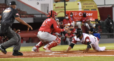 Leones se imponen en 12 innings a los Gigantes del Cibao en SFM