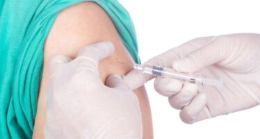 Proceso de vacunación contra COVID-19 se desarrolla según plan establecido