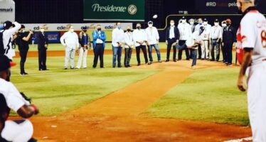El presidente Abinader lanza primera bola en juego entre Tigres y Leones