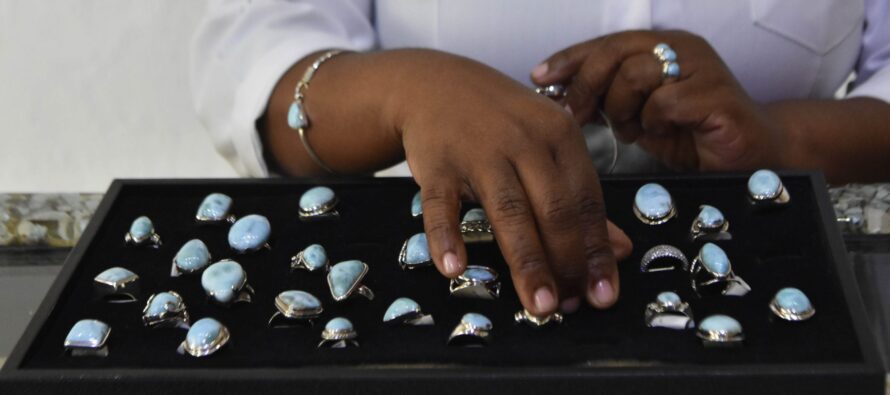 22 de noviembre Día Nacional del Larimar; una piedra semipreciosa única en RD y el mundo