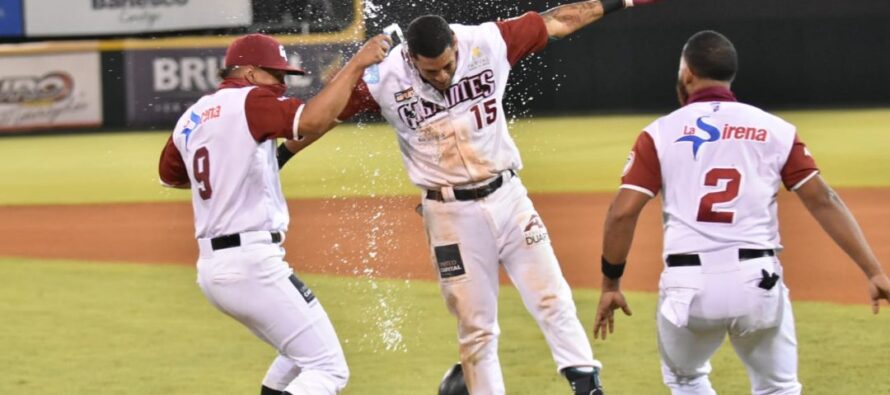 Los Gigantes dejan tendido a las Estrellas en 10 entradas; semifinal 3-0