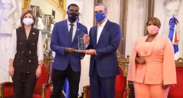 Realizan XXV entrega del Premio Nacional de la Juventud en el Palacio Nacional