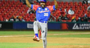 Águilas clasifica a semifinal y establece récord de más partidos jugados en Serie del Caribe