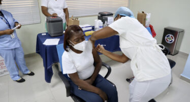 Gabinete de Salud y MINERD inician vacunación de maestros priorizados en Fase 1C de Vacúnate RD