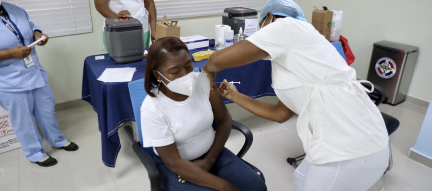 Gabinete de Salud y MINERD inician vacunación de maestros priorizados en Fase 1C de Vacúnate RD