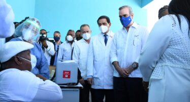 Ministro de Salud reitera habrá segunda dosis para completar inoculación contra COVID-19