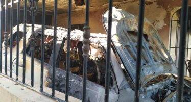 Delincuentes se dedican a incendiar vehículos en marquesinas en Hato Mayor