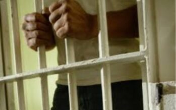 Condenan a 30 años de prisión a padrastro que quemó las manos de su hijastro
