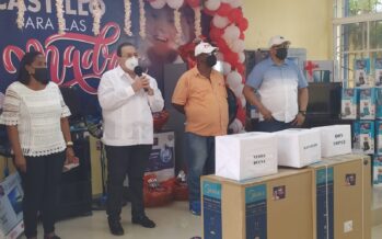 El senador Cristóbal Castillo celebra sorteo por motivo del Día de las Madres en Hato Mayor