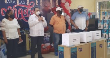 El senador Cristóbal Castillo celebra sorteo por motivo del Día de las Madres en Hato Mayor