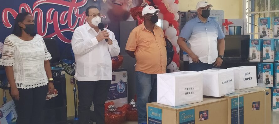 El senador Cristóbal Castillo celebra sorteo por motivo del Día de las Madres en Hato Mayor