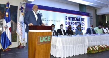 Minerd entrega 55 mil equipos tecnológicos a estudiantes de San Pedro de Macorís