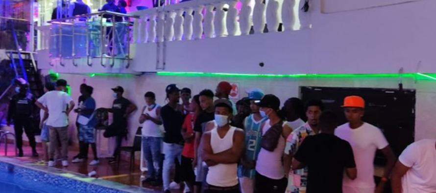 Detienen a 36 personas que se aglomeraban en una fiesta clandestina en Santo Domingo Este