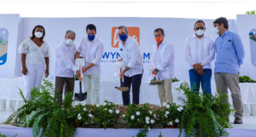 Presidente encabeza primer picazo del proyecto Viva Wyndham Resorts en Miches