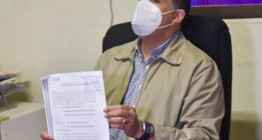 Depositan denuncia contra exmiembros de la JCE por la suspensión de elecciones con voto automatizado