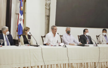 Abinader reúne a sus ministros y directores generales ante el paso de un fenómeno atmosférico