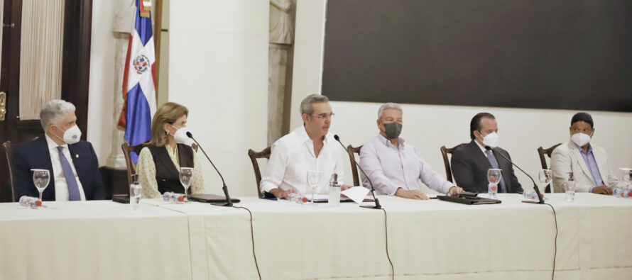 Abinader reúne a sus ministros y directores generales ante el paso de un fenómeno atmosférico