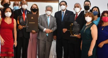 Médicos de Salud Pública obtienen máximo galardón “Maestros de la Medicina”