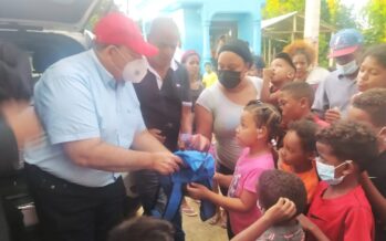 Senador Cristóbal Castillo reparte útiles escolares a niños en barrios Hato Mayor