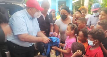Senador Cristóbal Castillo reparte útiles escolares a niños en barrios Hato Mayor