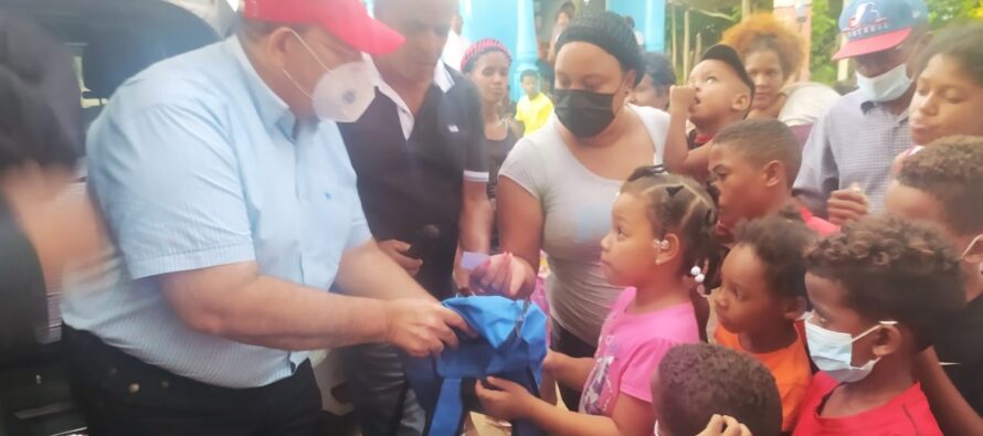 Senador Cristóbal Castillo reparte útiles escolares a niños en barrios Hato Mayor