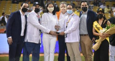 Emotiva ceremonia en apertura torneo béisbol en el Estadio Cibao