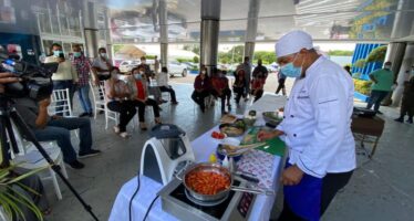 Salud Pública en “Semana del Bienestar” realiza “cooking show” de comida saludable
