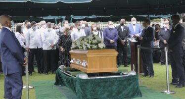 Sepultan restos de Hilda Caridad, madre del ministro de Deportes