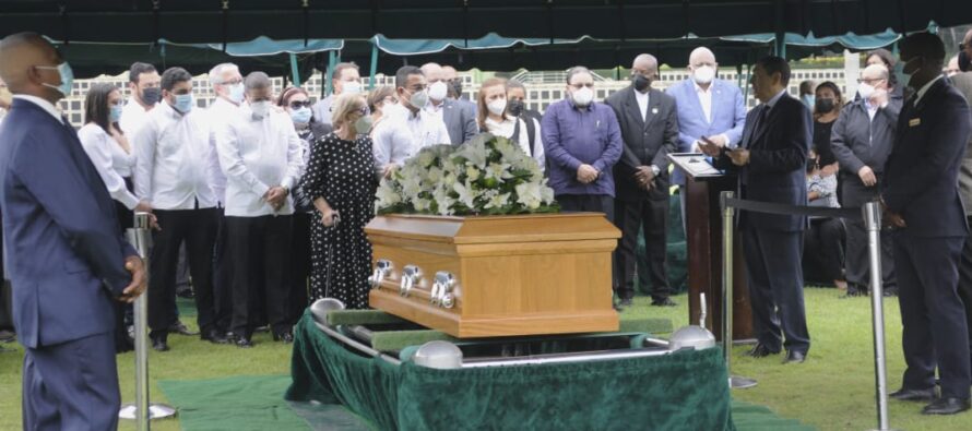 Sepultan restos de Hilda Caridad, madre del ministro de Deportes