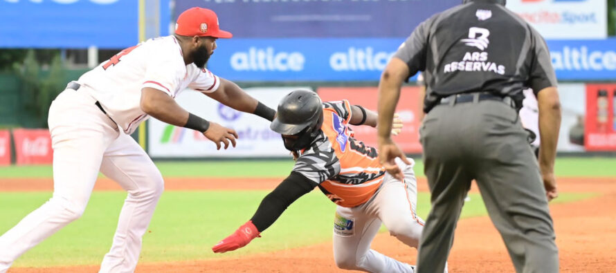 Leones se imponen a los Toros en el Quisqueya