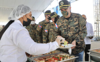 Presidente Abinader almuerza con militares de puestos en la Frontera