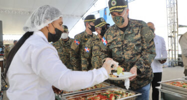Presidente Abinader almuerza con militares de puestos en la Frontera