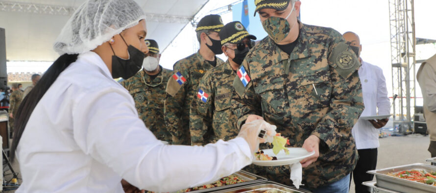 Presidente Abinader almuerza con militares de puestos en la Frontera