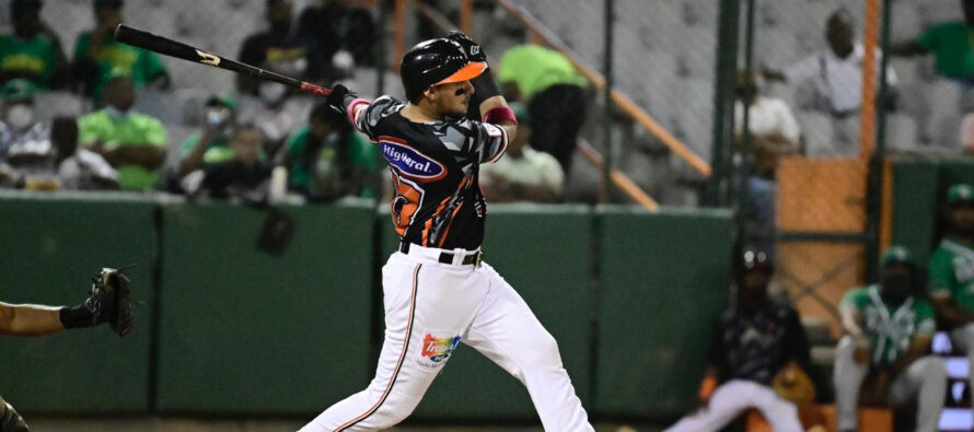 Toros blanquean a las Estrellas en el Corral