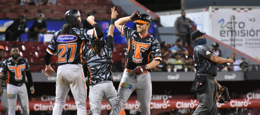 Toros cortan mala racha con paliza sobre Gigantes