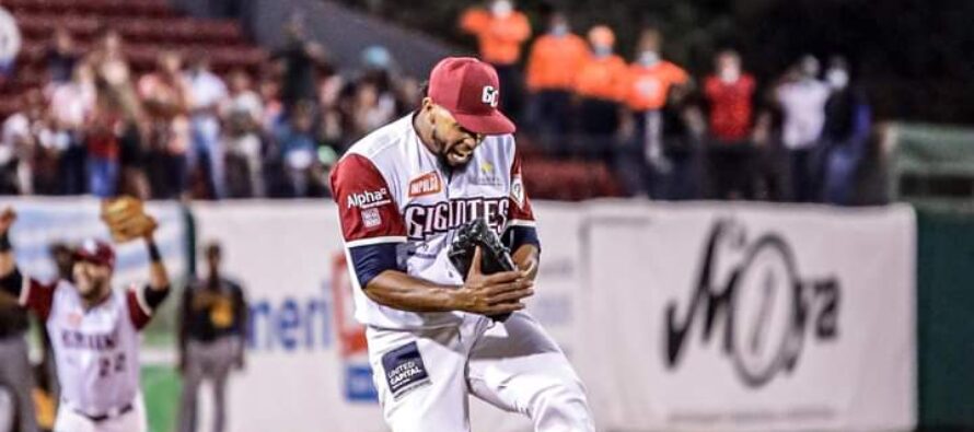 Gigantes derrotan a las Águilas 8 carreras por 7