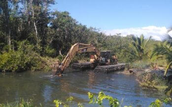 INDRHI avanza limpieza de drenaje en Sabana de la Mar