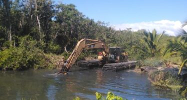 INDRHI avanza limpieza de drenaje en Sabana de la Mar