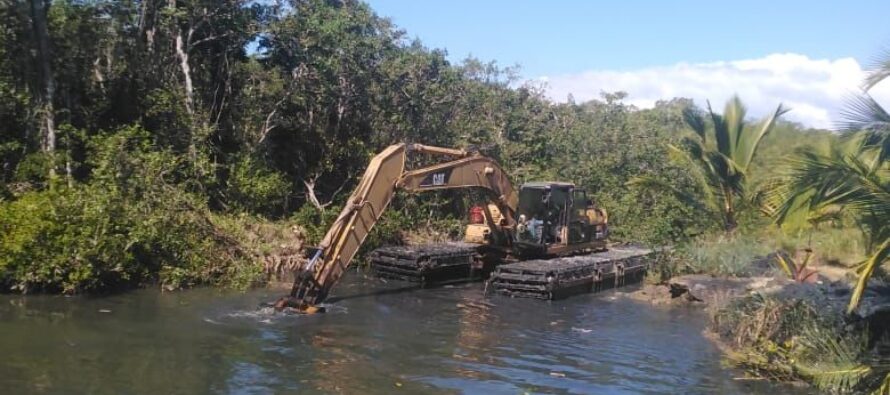 INDRHI avanza limpieza de drenaje en Sabana de la Mar